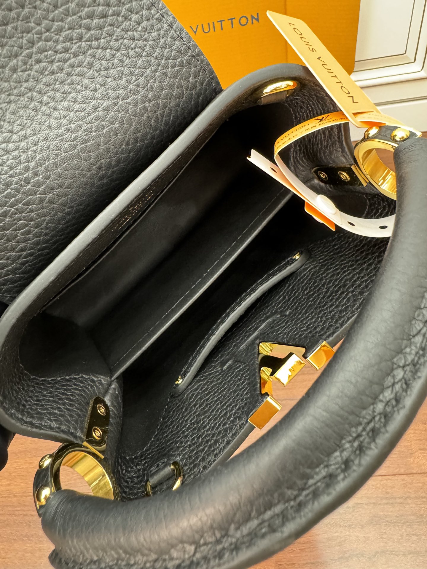 T&uacute;i x&aacute;ch capucines m56071