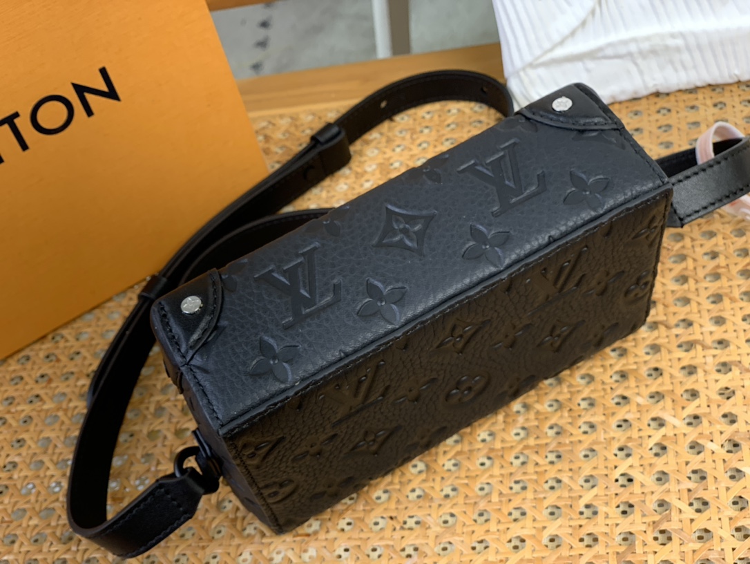T&uacute;i Đeo Ch&eacute;o Louis Vuitton LV Steamer Wearable Wallet M81746 M&agrave;u Đen