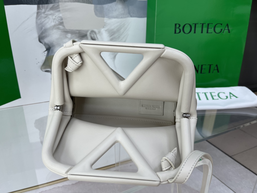 Bottega Veneta Poin  6908 Màu Trắng