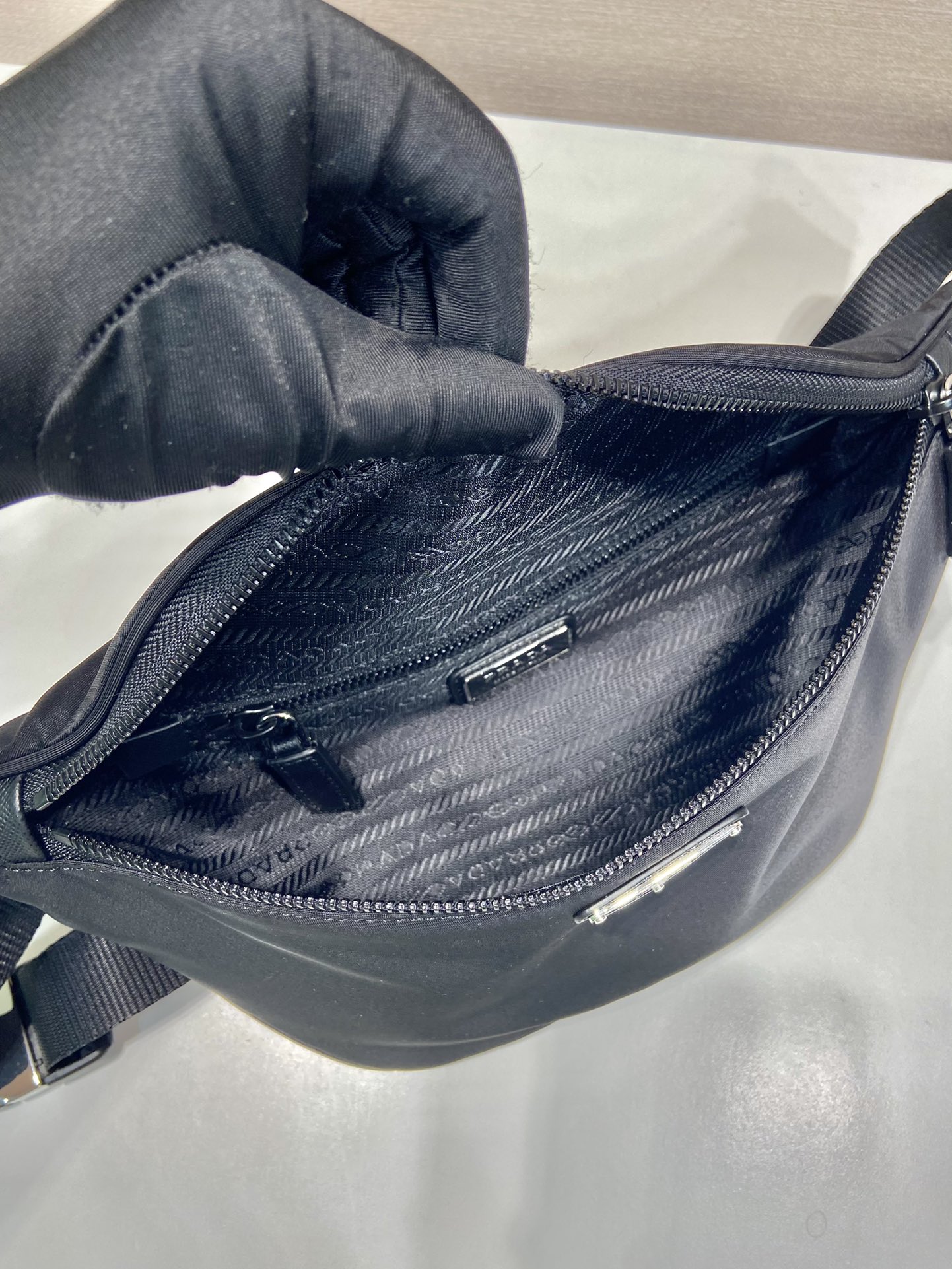 T&uacute;i đeo lưng Prada 2Vl033A m&agrave;u đen 