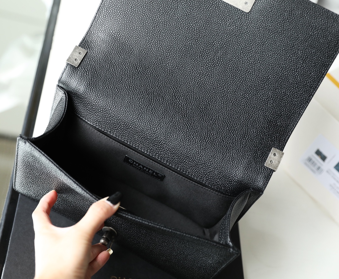 T&uacute;i x&aacute;ch Channel Le boy m&agrave;u đen d&acirc;y bạc 