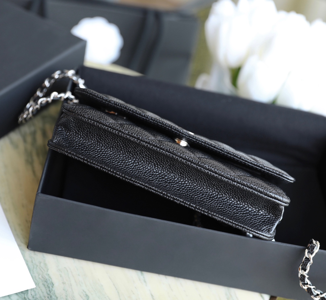 T&uacute;i x&aacute;ch Channel WOC đen d&acirc;y bạc 