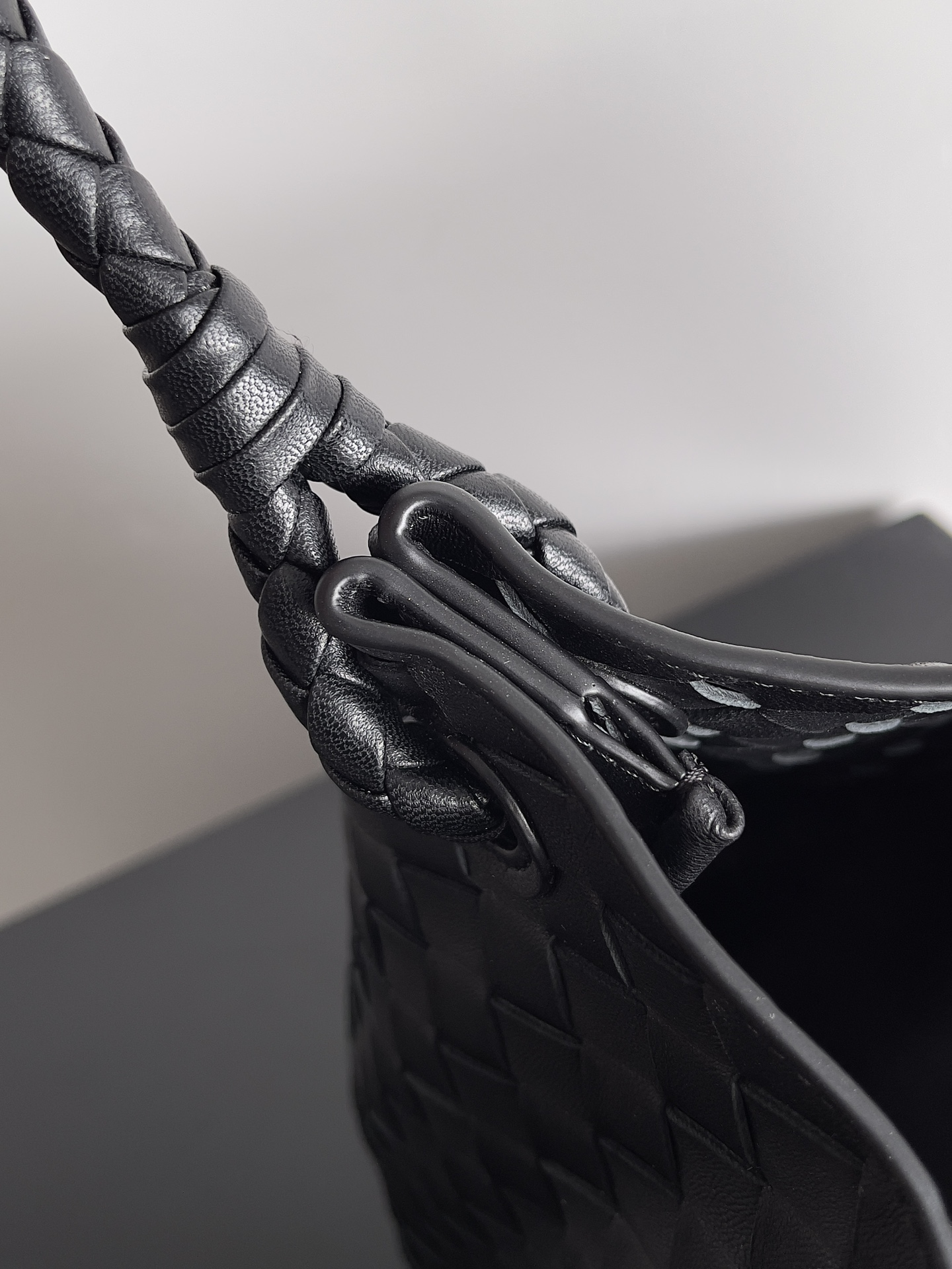 Túi xách nữ bottega veneta màu đen 796571