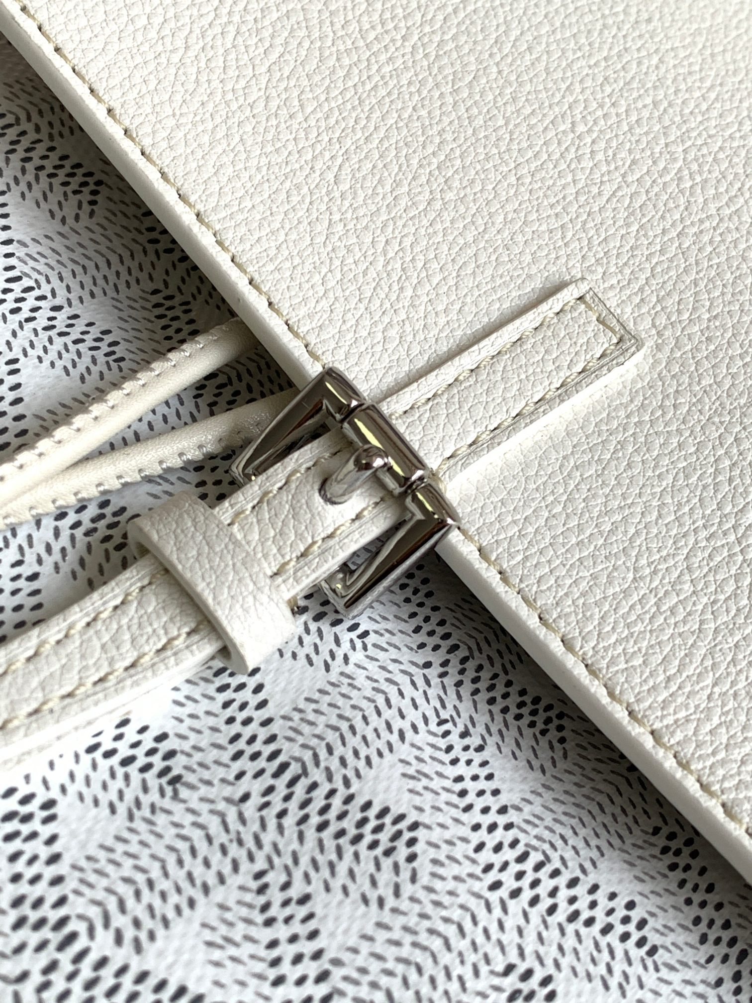 Balo Goyard Alpin 8035 M&agrave;u Trắng 