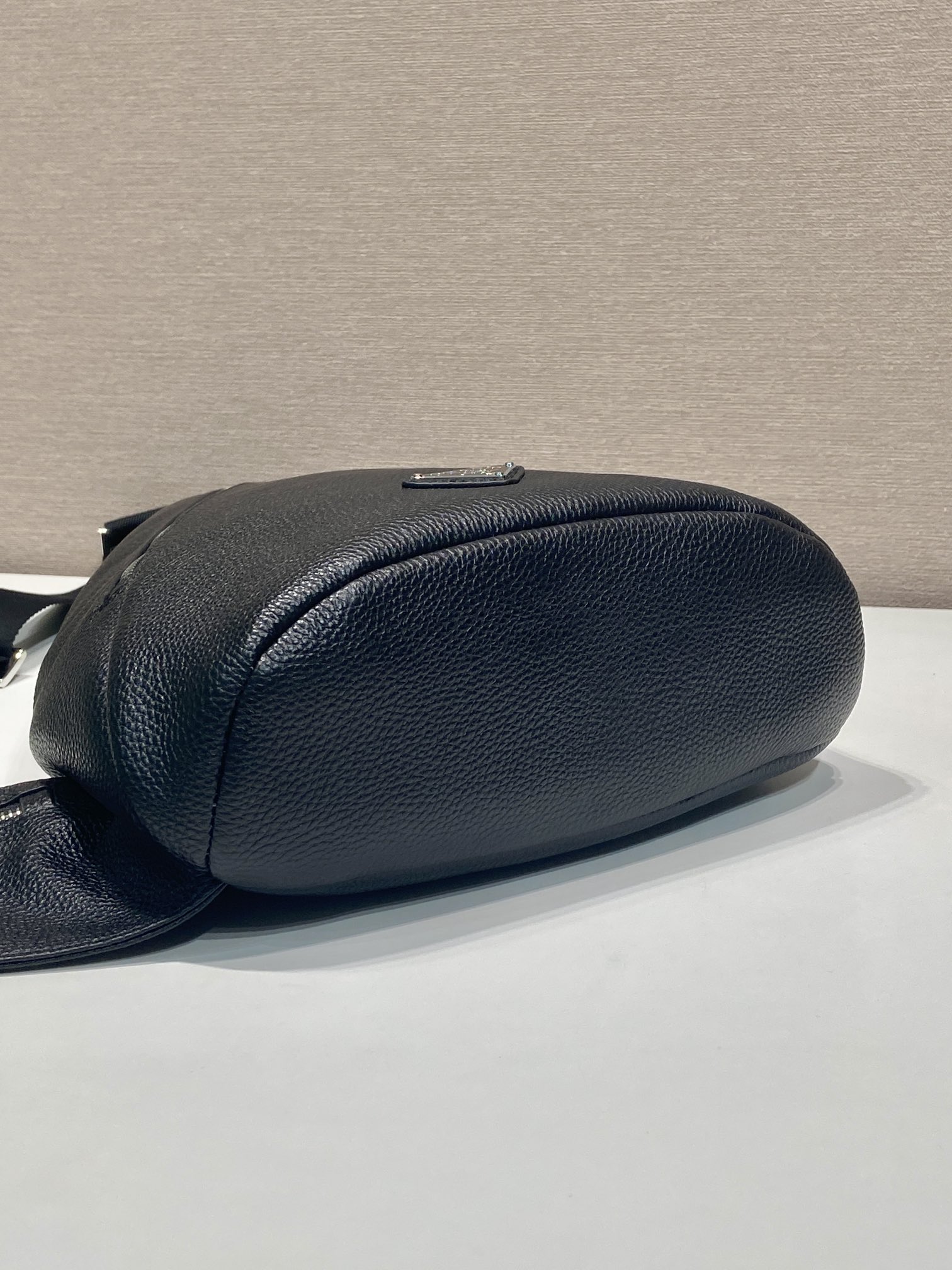 Túi đeo chéo nam Prada 2VZ092