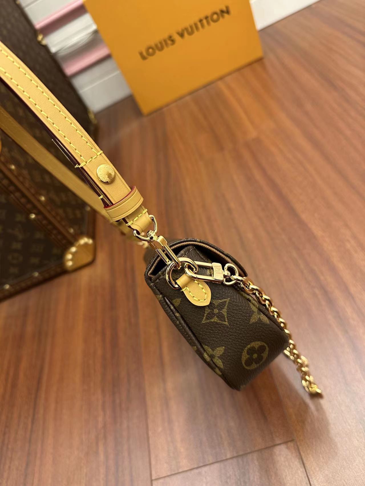 T&uacute;i Đeo Vai Nữ Louis Vuitton LV Ivy Wallet On Chain Bag M81911 M&agrave;u N&acirc;u Đen
