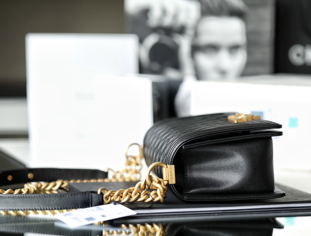 T&uacute;i x&aacute;ch Channel Le boy đen d&acirc;y v&agrave;ng 