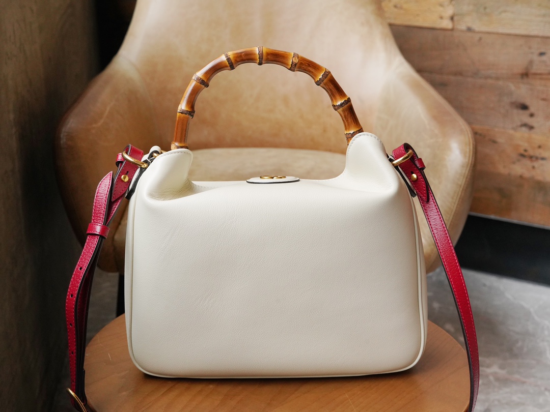 Sac à épaule Gucci Diana taille moyenne 746124 (White)
