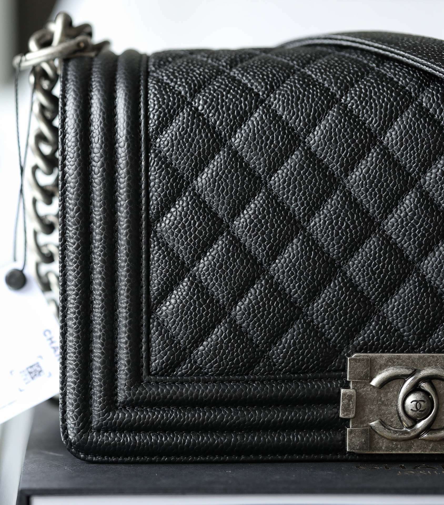 T&uacute;i x&aacute;ch Channel Le boy m&agrave;u đen d&acirc;y bạc 