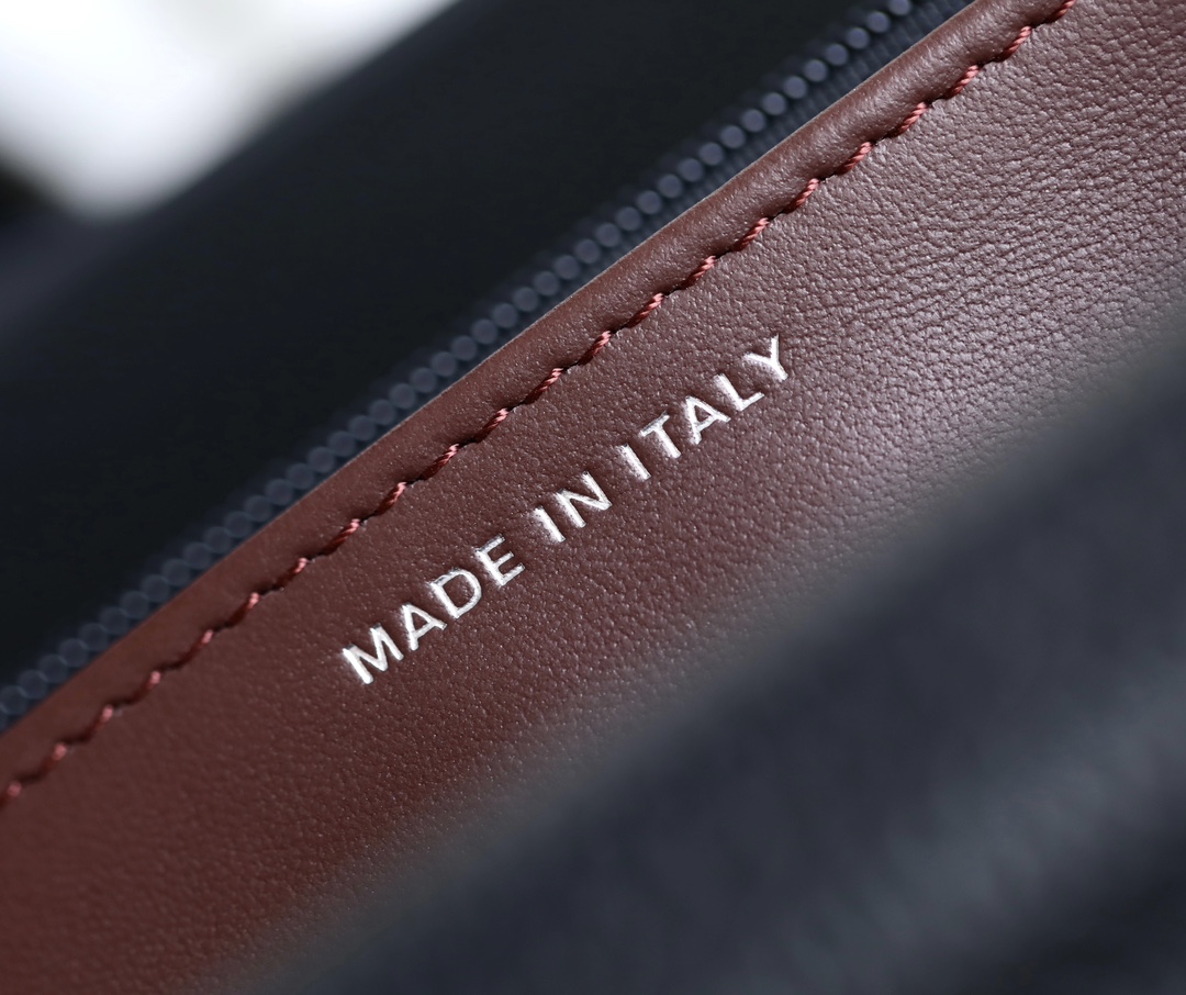 T&uacute;i x&aacute;ch Channel WOC đen d&acirc;y bạc 