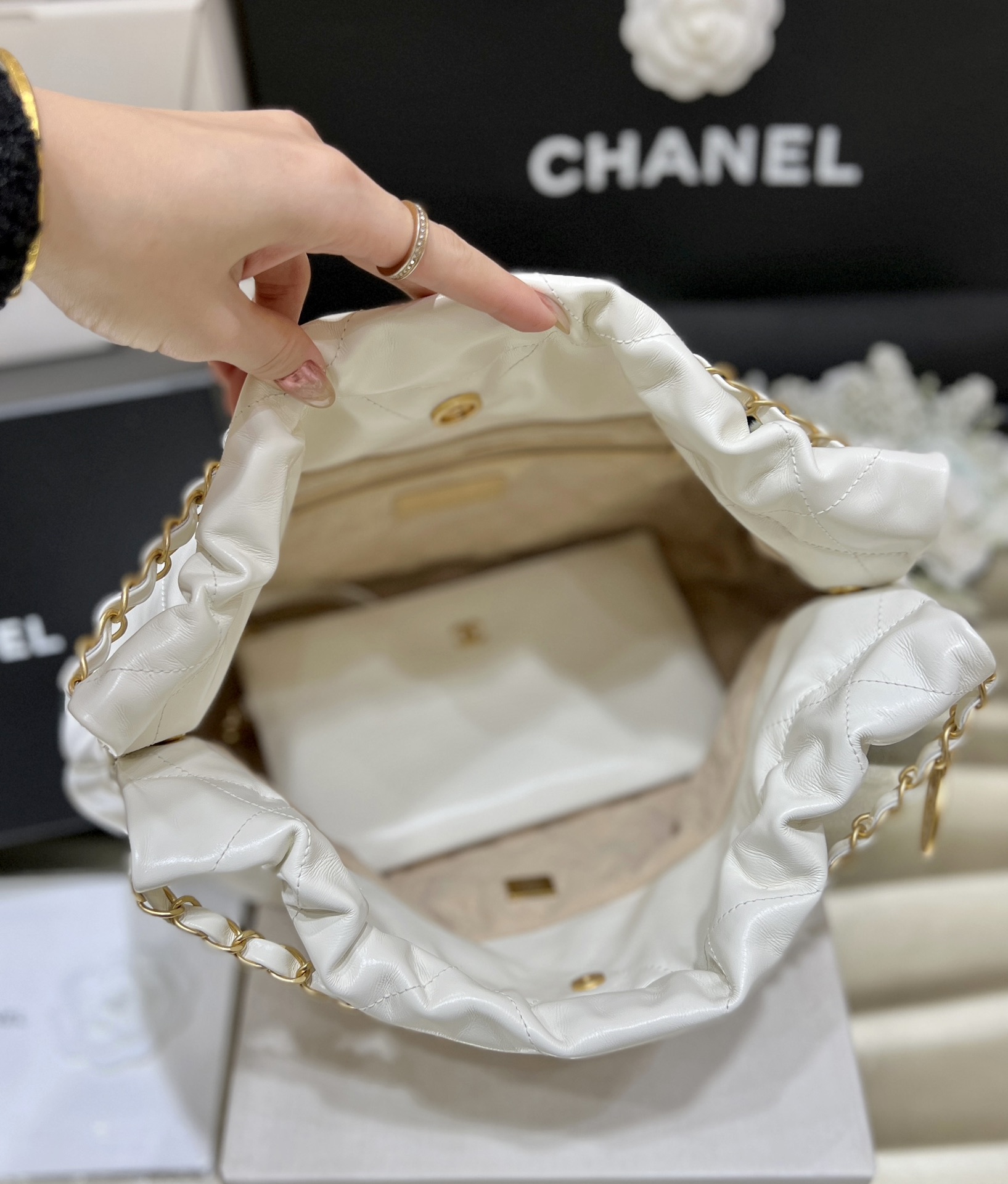 Túi Xách Chanel 22BAG AS4486 Màu Trắng