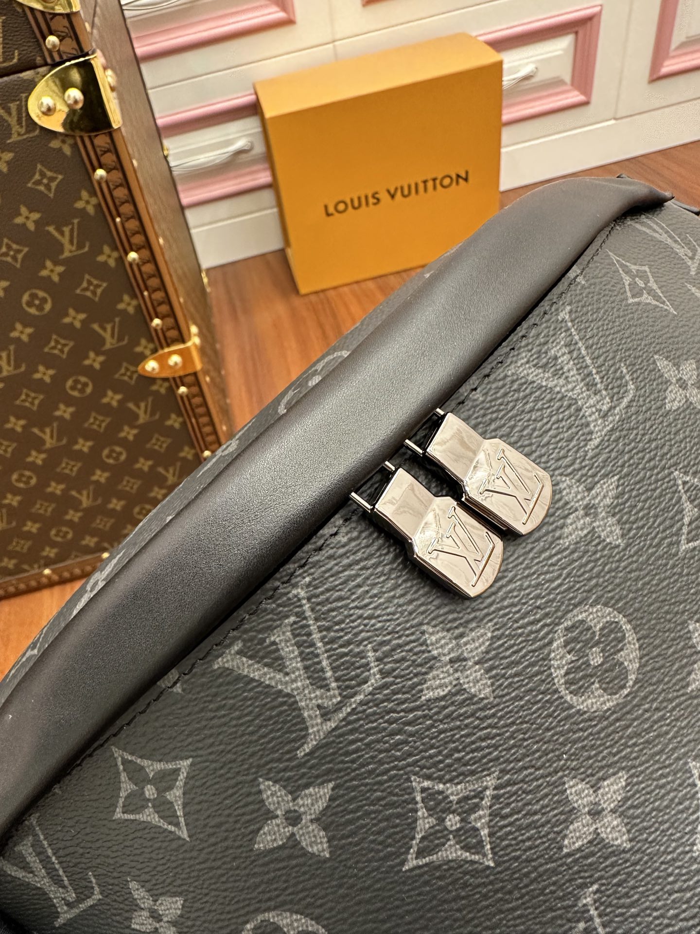 T&uacute;i Đeo Hồng Louis Vuitton Discovery PM M46035