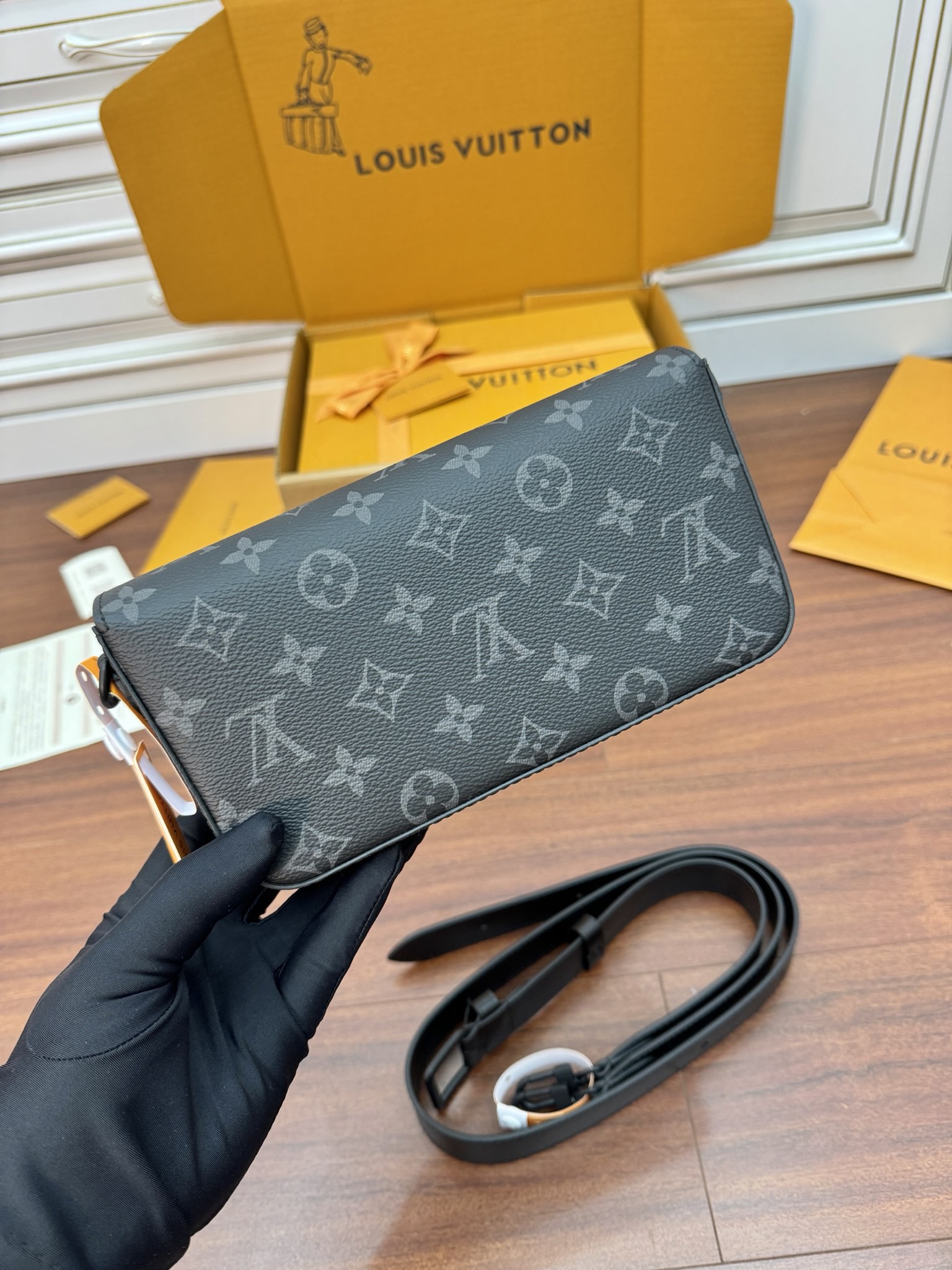 Portefeuille Montsouris Wearable    M83567