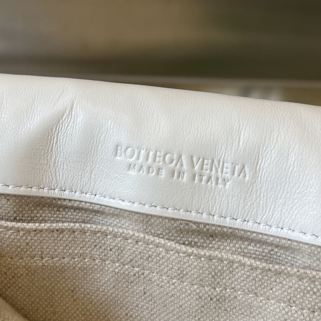 Túi xách nữ bottega veneta màu trắng 755659