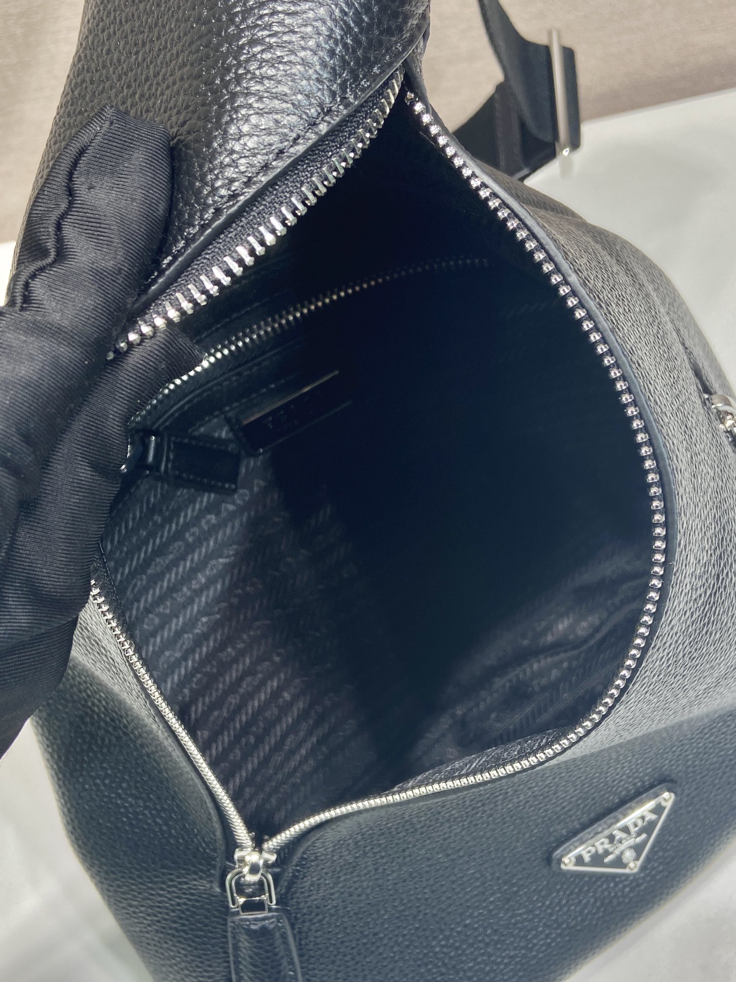 Túi đeo chéo nam Prada 2VZ092