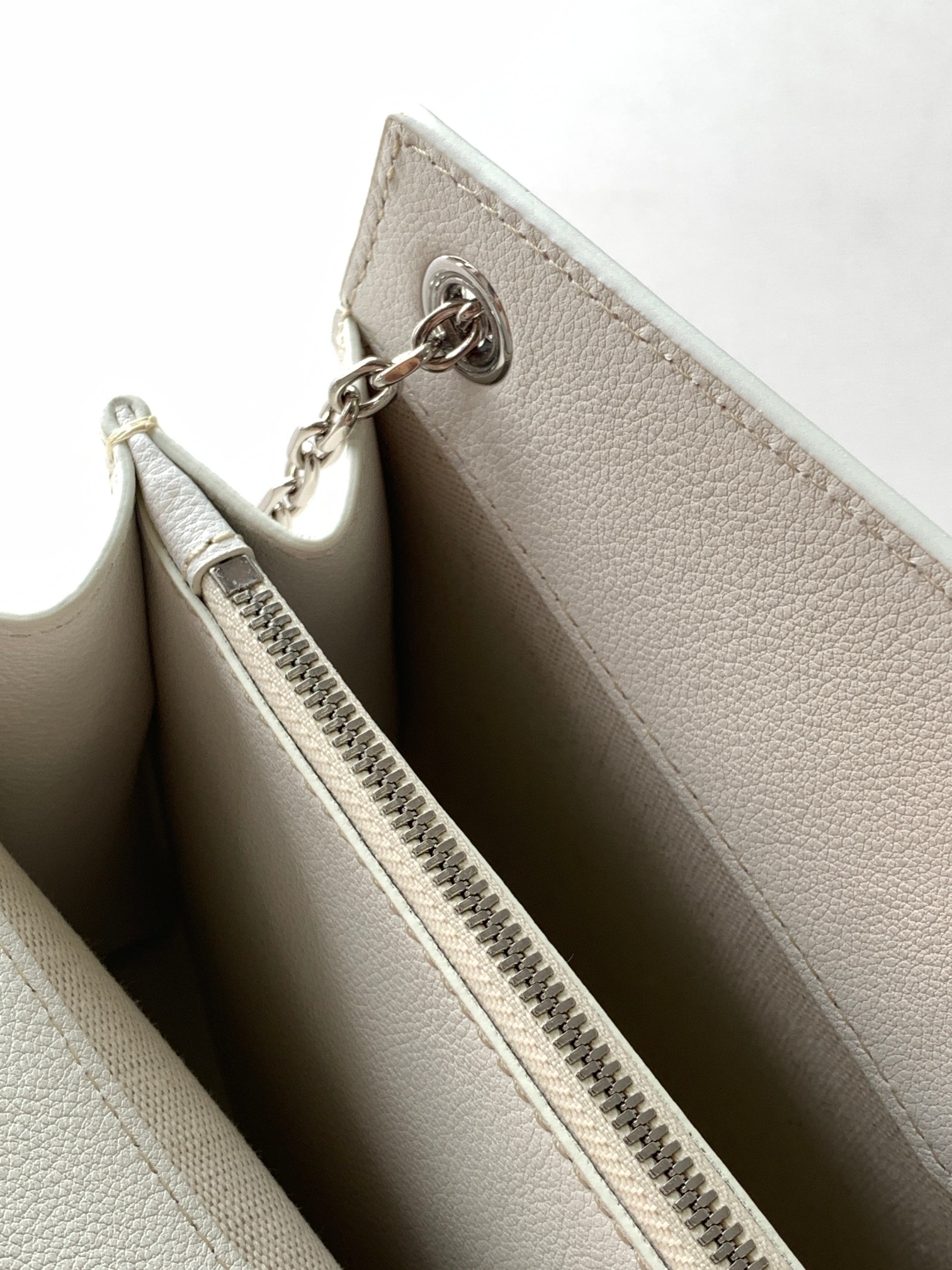 Goyard Rouette 8819 (white)