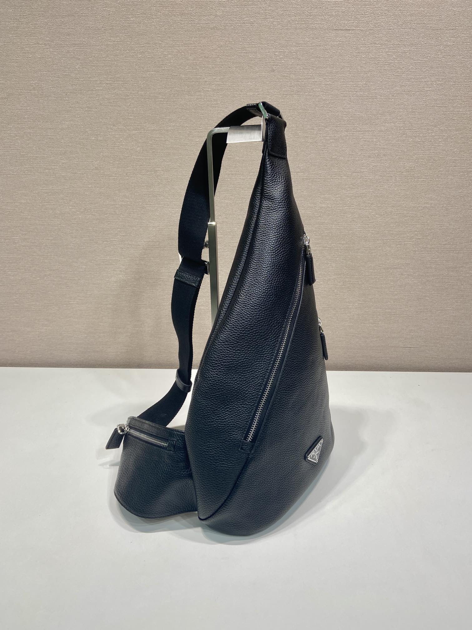 Túi đeo chéo nam Prada 2VZ092