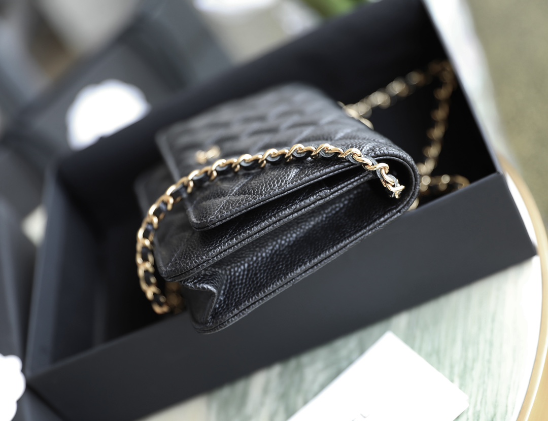 T&uacute;i x&aacute;ch Channel WOC đen d&acirc;y v&agrave;ng 