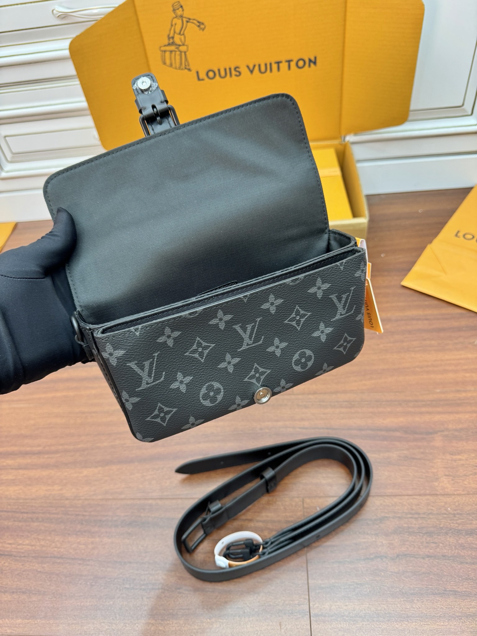 Portefeuille Montsouris Wearable    M83567