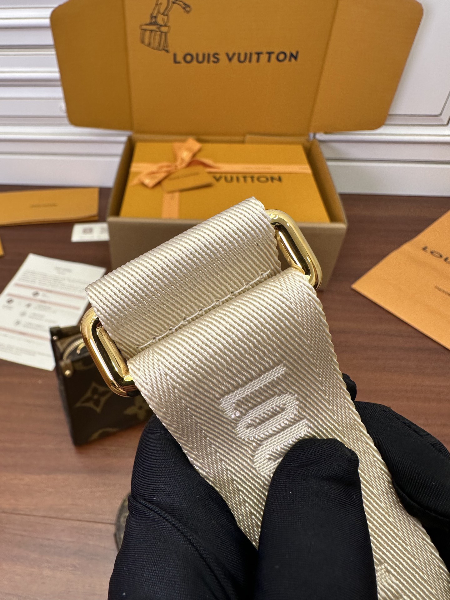 T&uacute;i Đeo ch&eacute;o Nữ Louis Vuitton LV OnTheGo East West M46653 M&agrave;u N&acirc;u N-HM