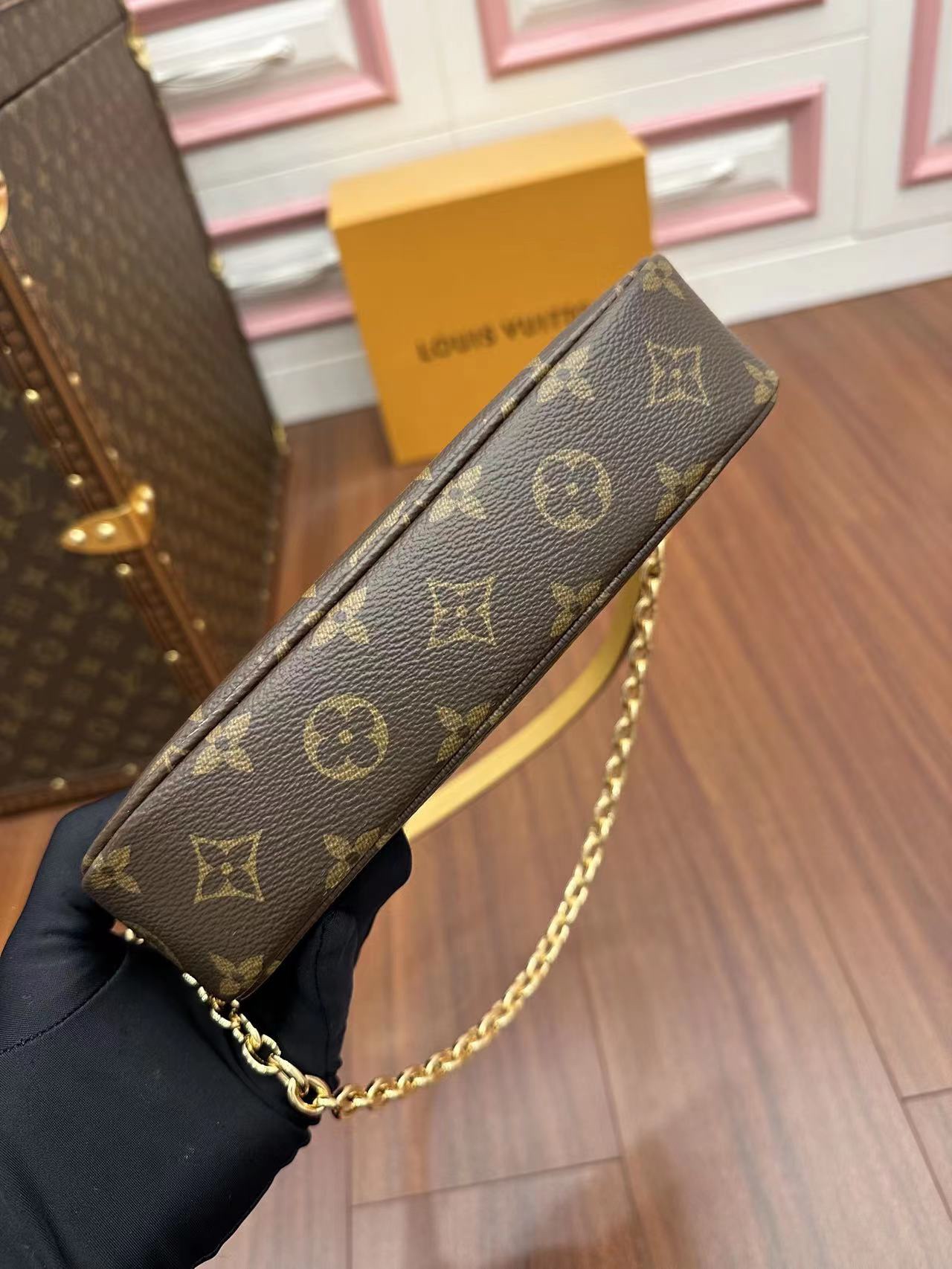T&uacute;i Đeo Vai Nữ Louis Vuitton LV Ivy Wallet On Chain Bag M81911 M&agrave;u N&acirc;u Đen