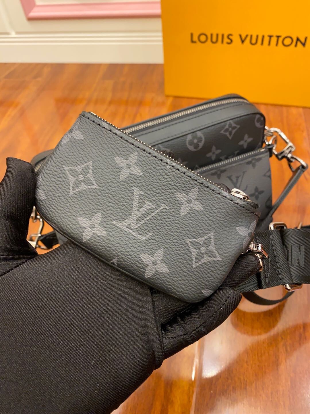 T&uacute;i Nam Louis Vuitton Trio Messenger M69443