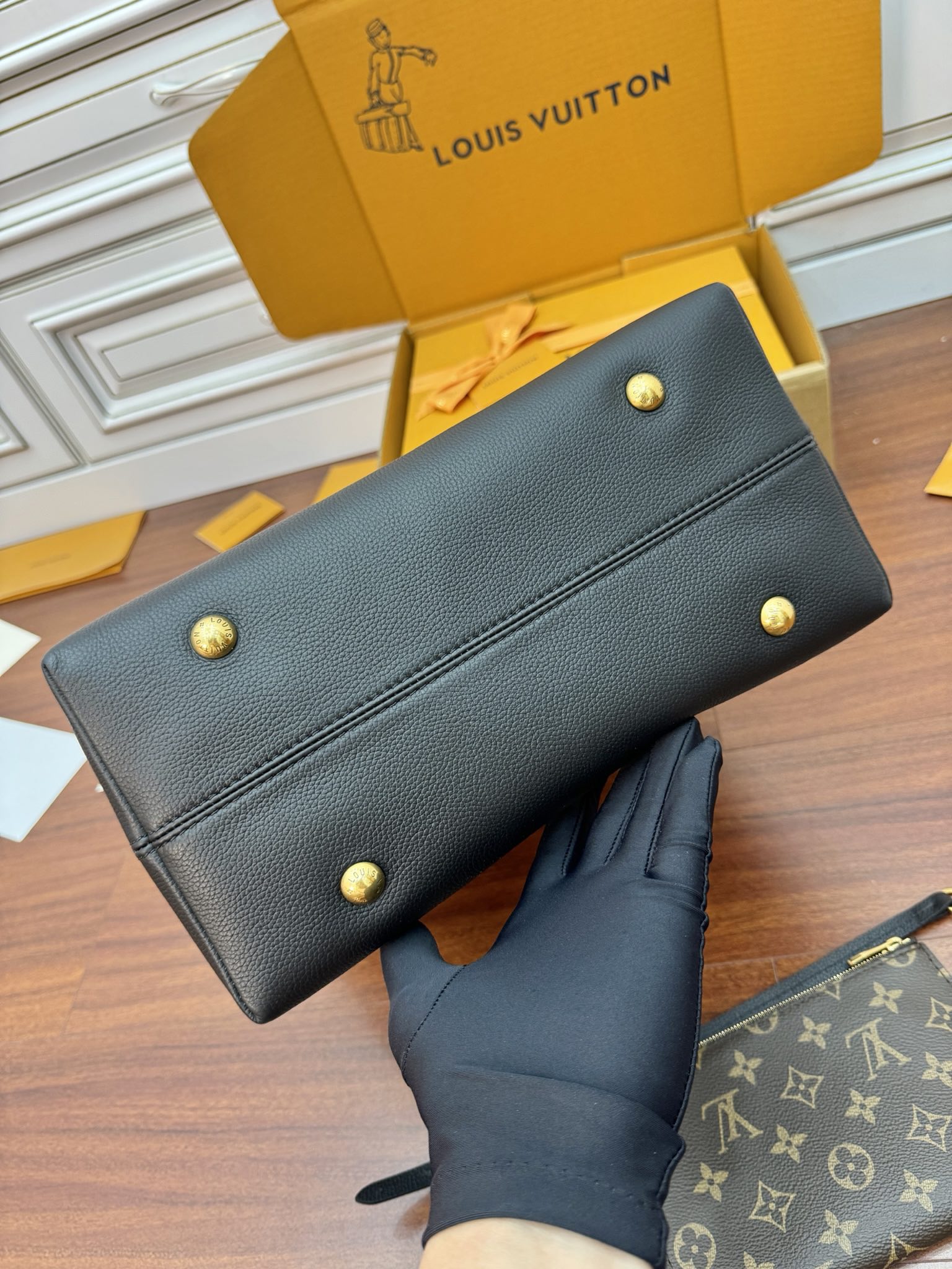 T&uacute;i X&aacute;ch Nữ Louis Vuitton Low Key Hobo MM M24856