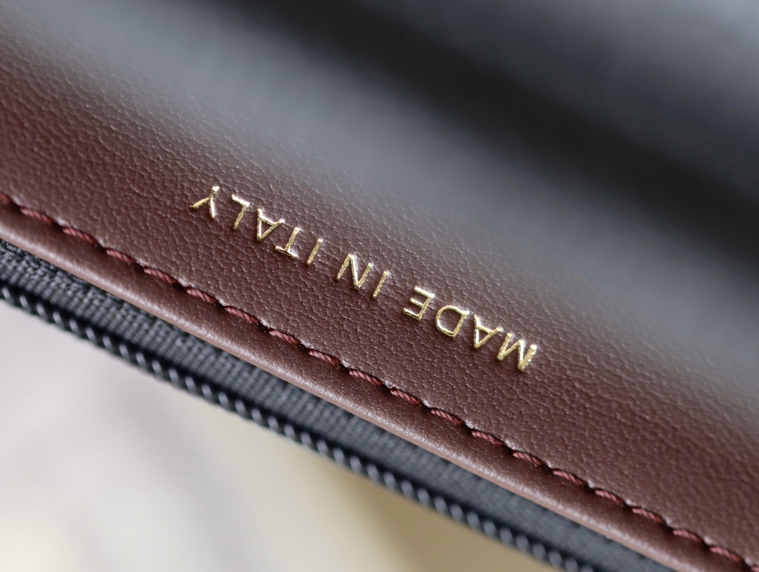 T&uacute;i x&aacute;ch Channel WOC đen d&acirc;y v&agrave;ng 