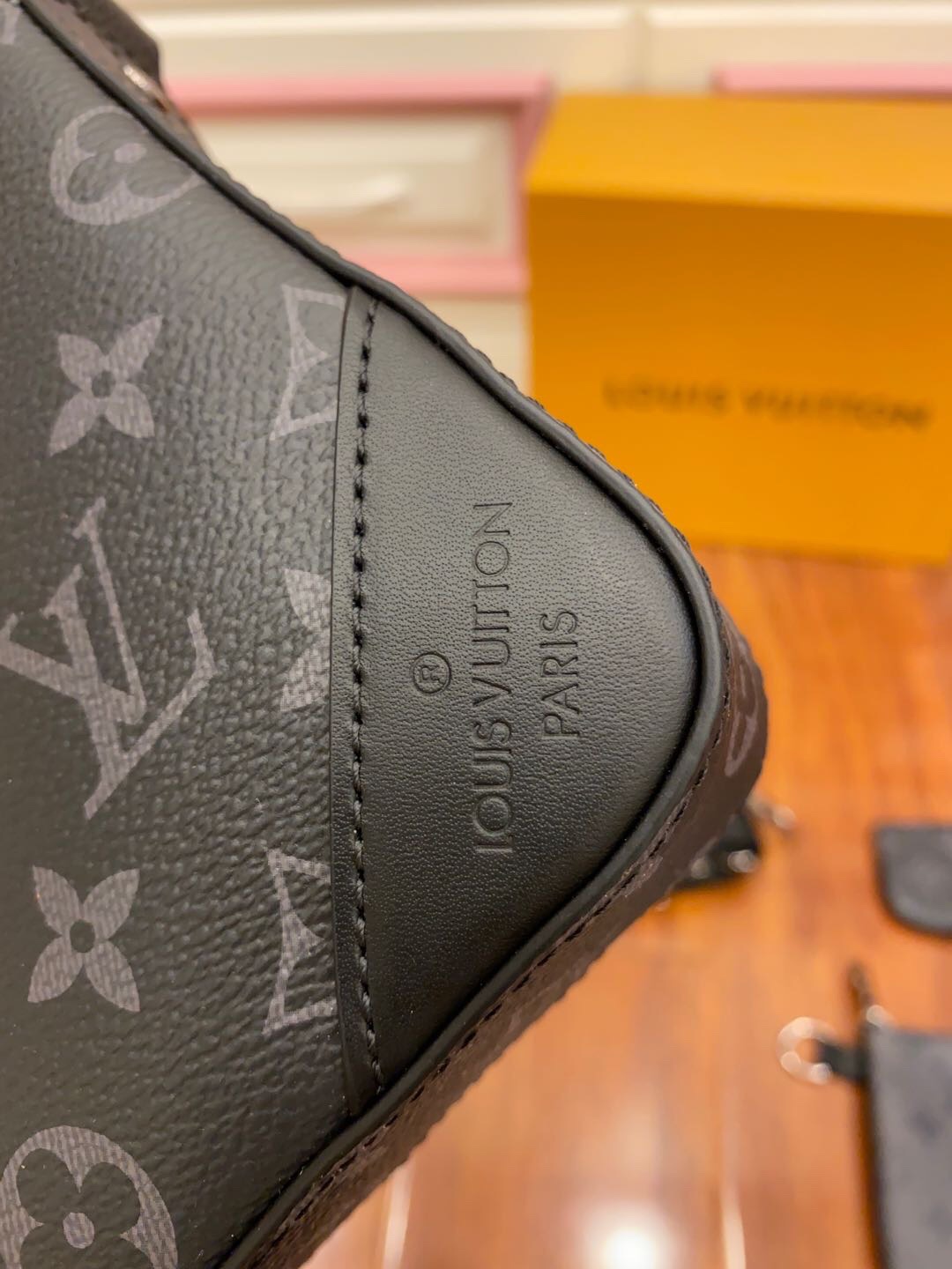 T&uacute;i Nam Louis Vuitton Trio Messenger M69443
