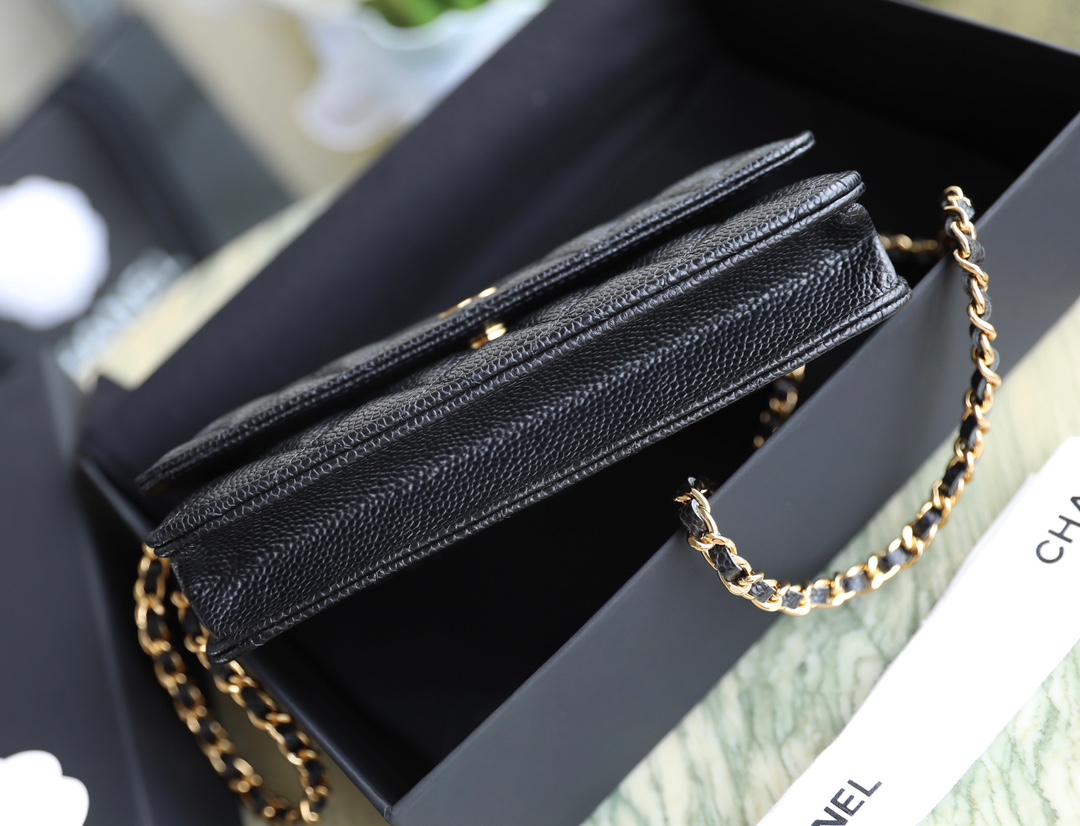 T&uacute;i x&aacute;ch Channel WOC đen d&acirc;y v&agrave;ng 