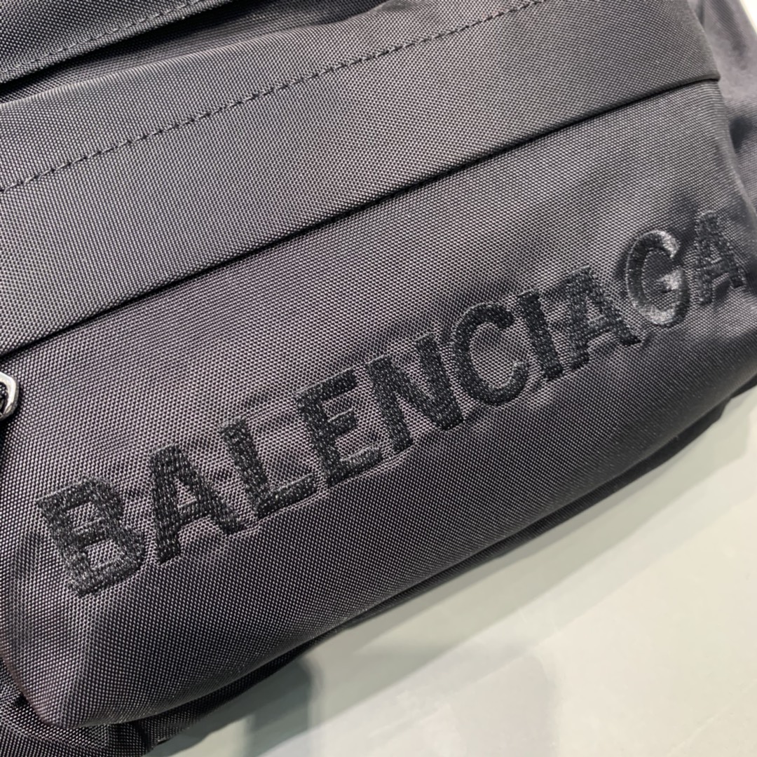 Túi đeo hông BALENCIAGA màu đen 180613