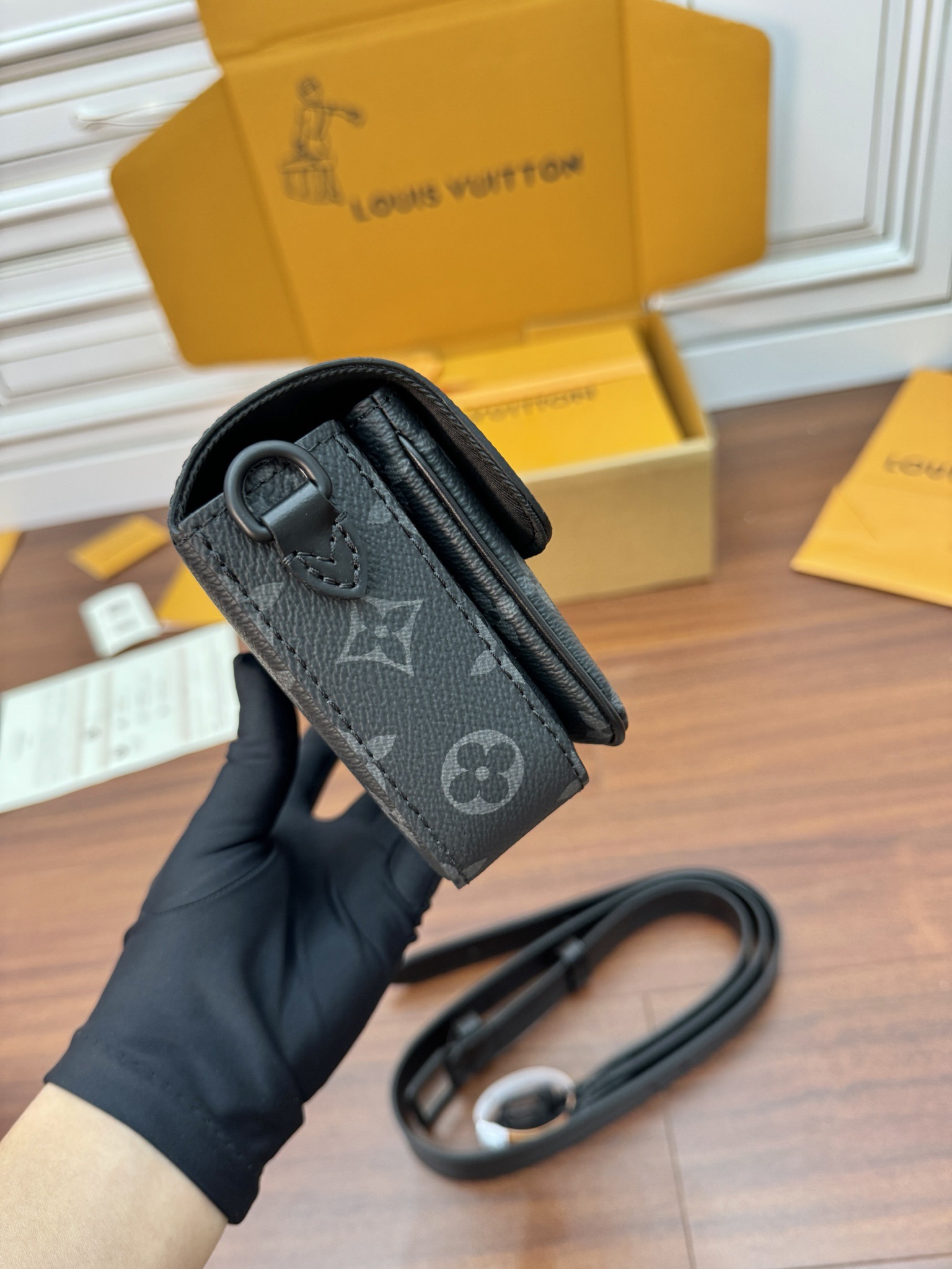 Portefeuille Montsouris Wearable    M83567
