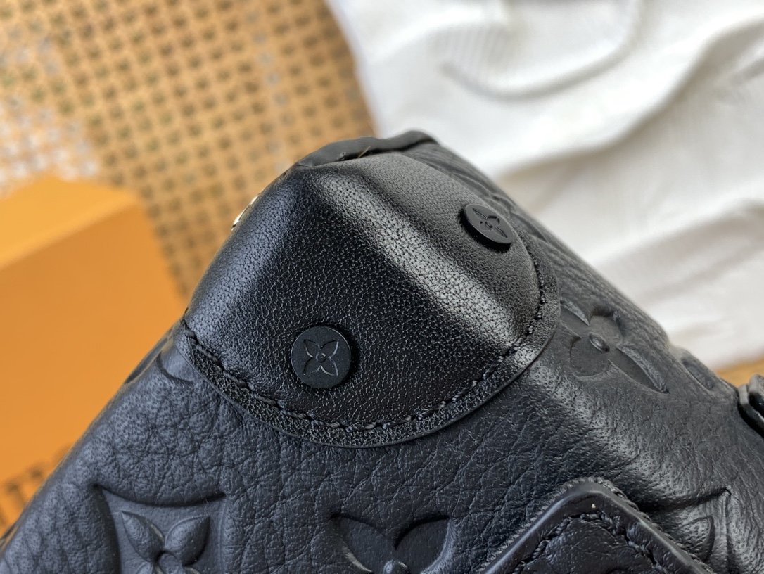 T&uacute;i Đeo Ch&eacute;o Louis Vuitton LV Steamer Wearable Wallet M81746 M&agrave;u Đen