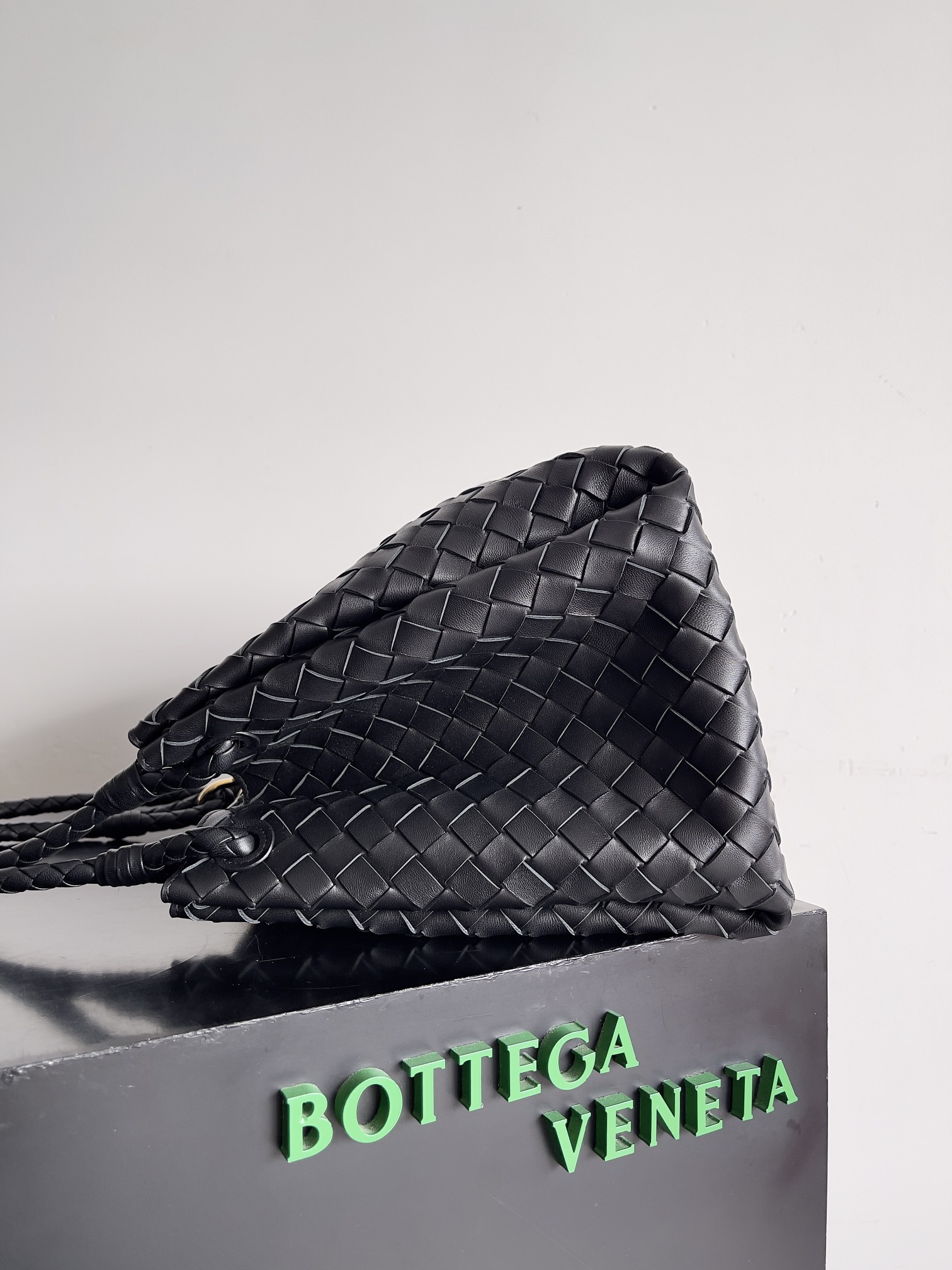 Túi xách nữ bottega veneta màu đen 796571