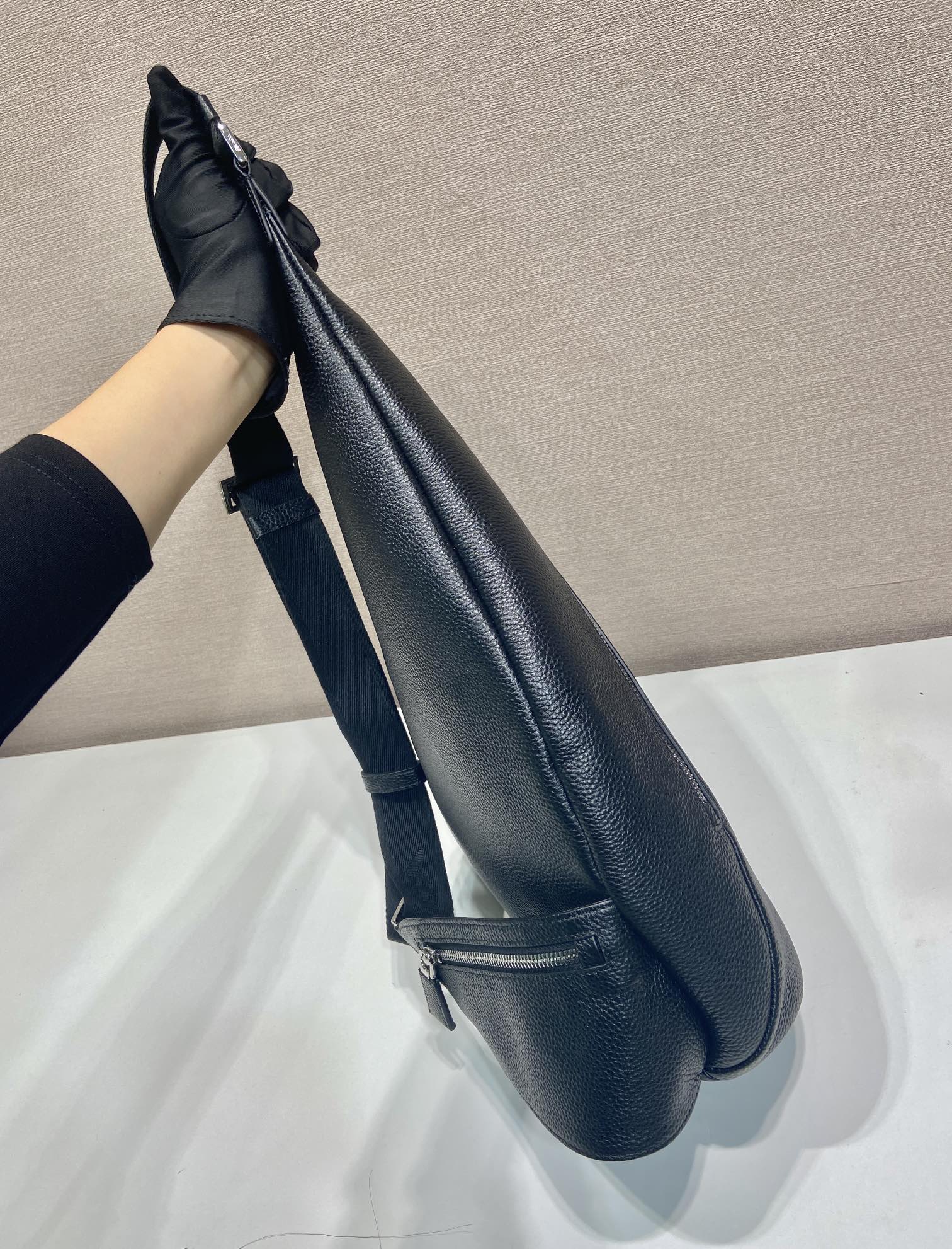 Túi đeo chéo nam Prada 2VZ092