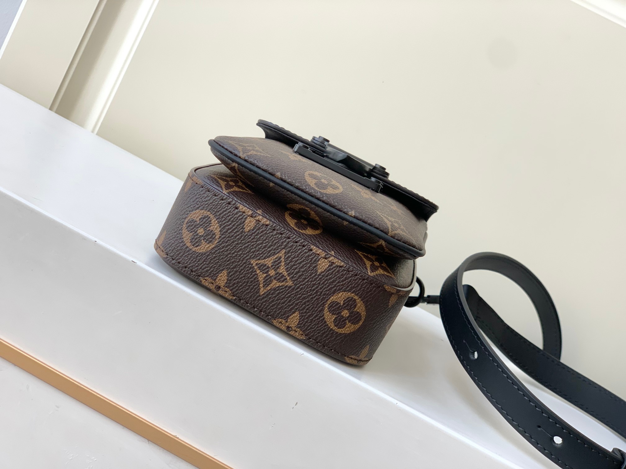 Túi Portefeuille S-Lock Vertical Wearable M81522 Màu Nâu Đen
