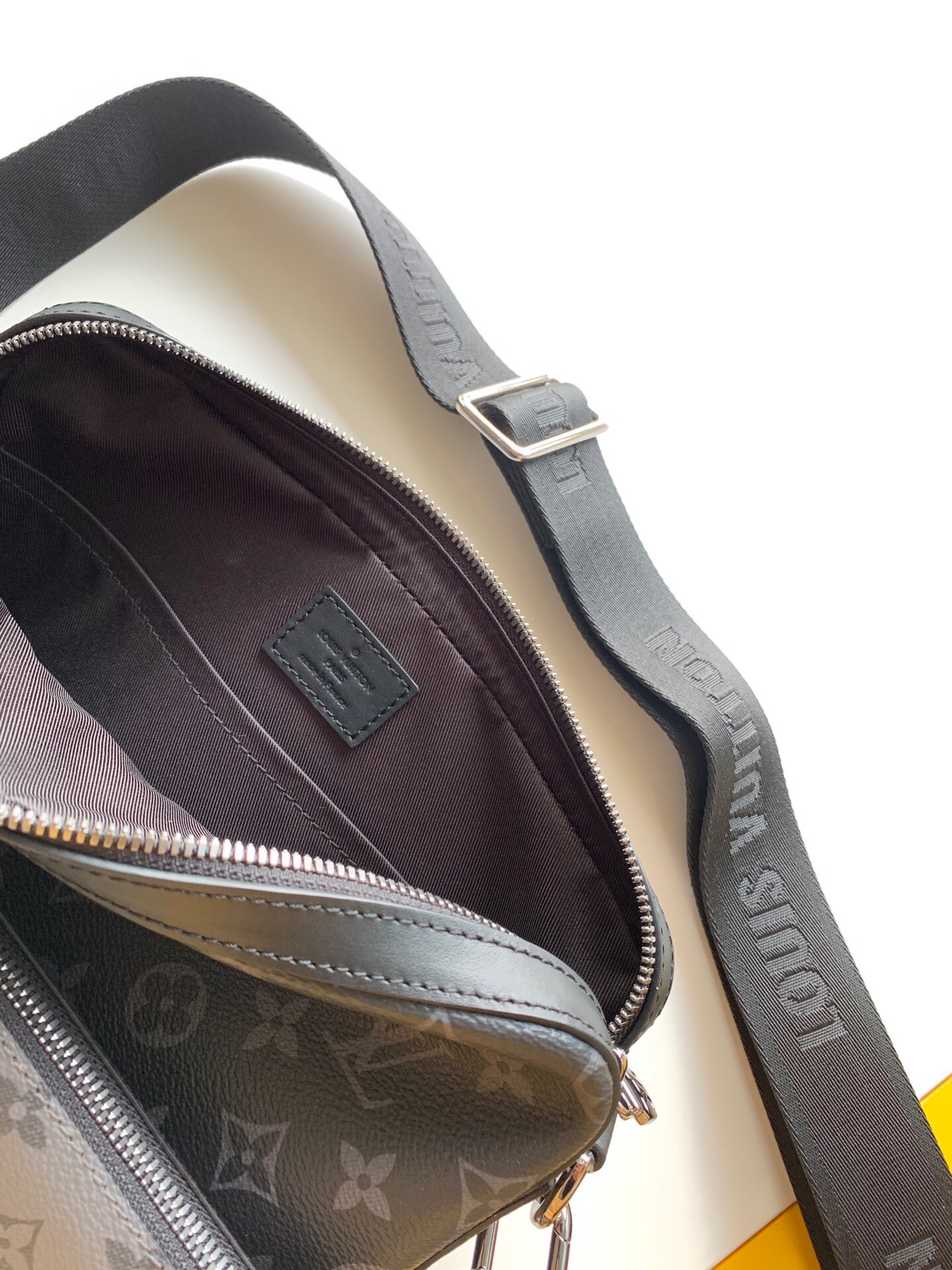 Túi Nam Louis Vuitton Trio Messenger M69443