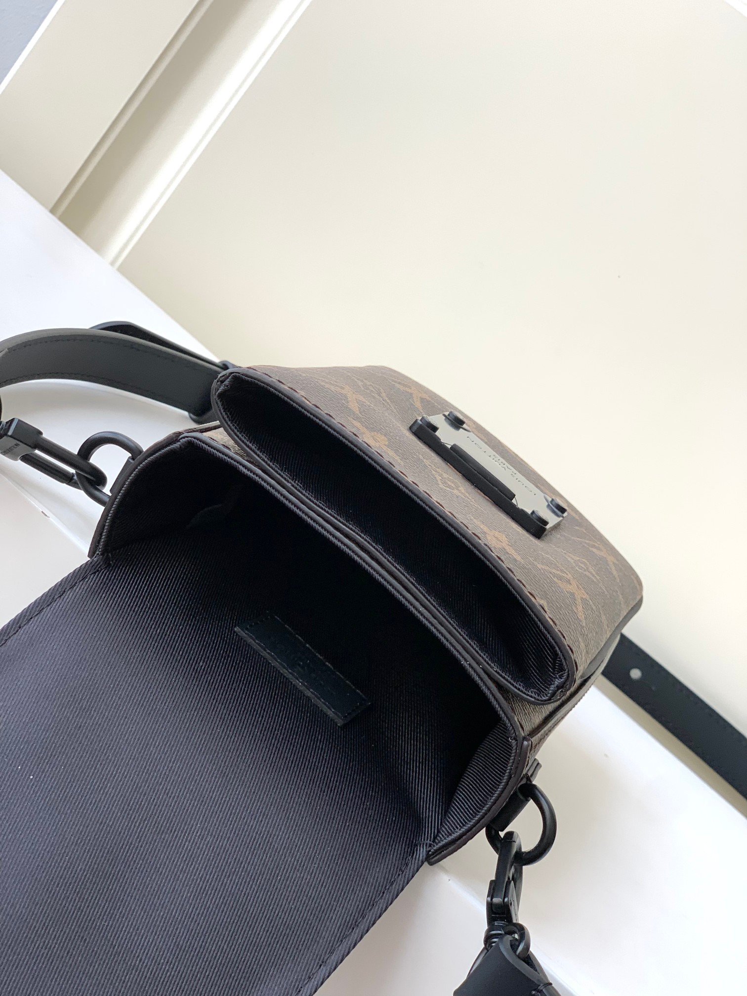 Túi Portefeuille S-Lock Vertical Wearable M81522 Màu Nâu Đen