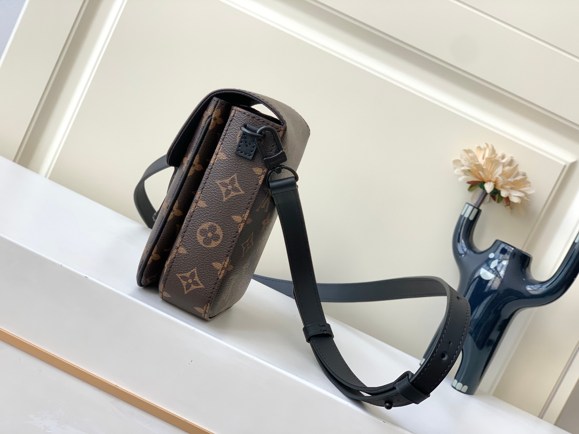 Túi Portefeuille S-Lock Vertical Wearable M81522 Màu Nâu Đen