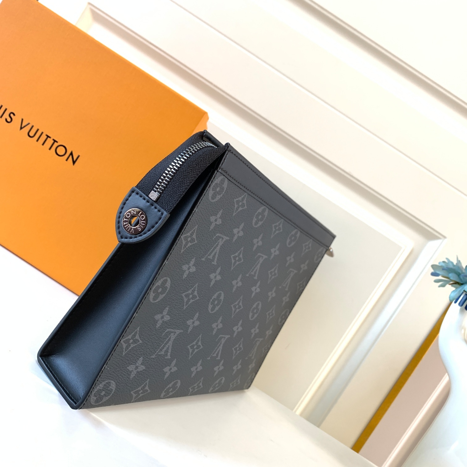 Clutch Cầm Tay Pochette Voyage MM   M61692