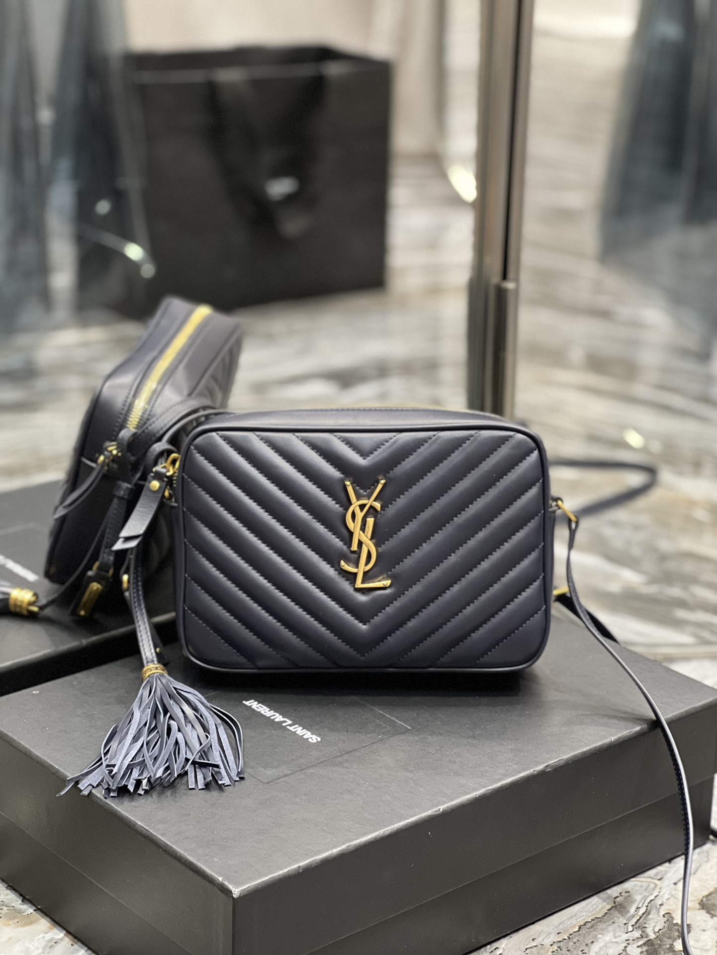 Túi Xách YSL LOU 505730 Màu Đen Khóa Vàng