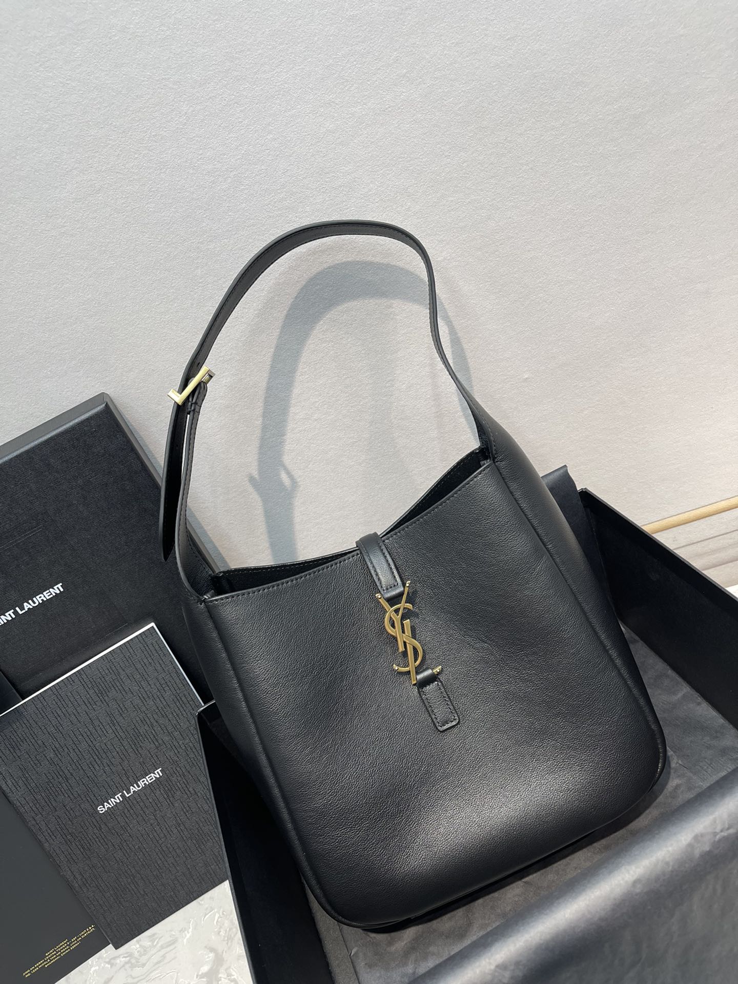 Túi xách YSL LE 5À7 HOBO màu đen 713938