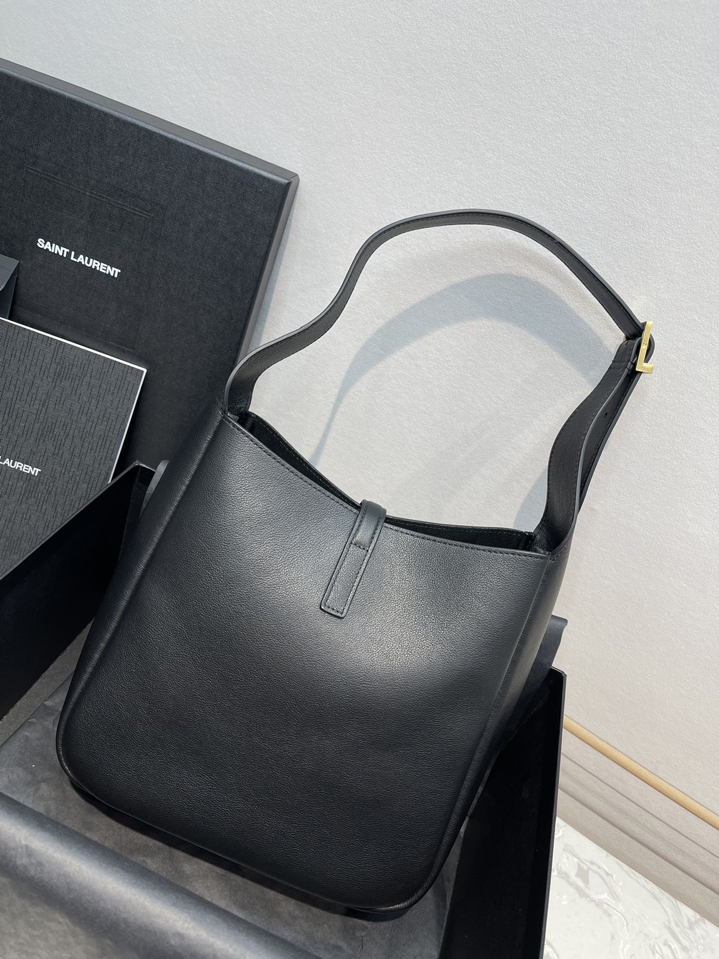 Túi xách YSL LE 5À7 HOBO màu đen 713938