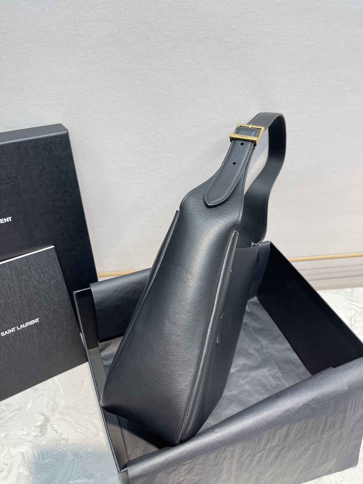 Túi xách YSL LE 5À7 HOBO màu đen 713938