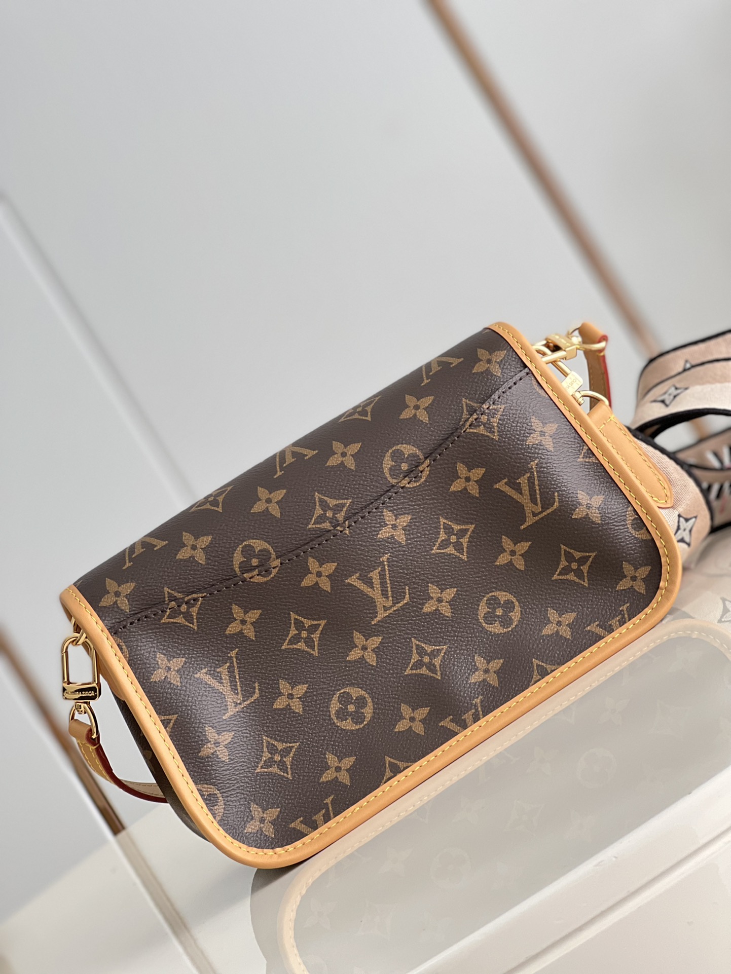 Louis Vuitton LV Diane M45985 女士斜挎包 棕色