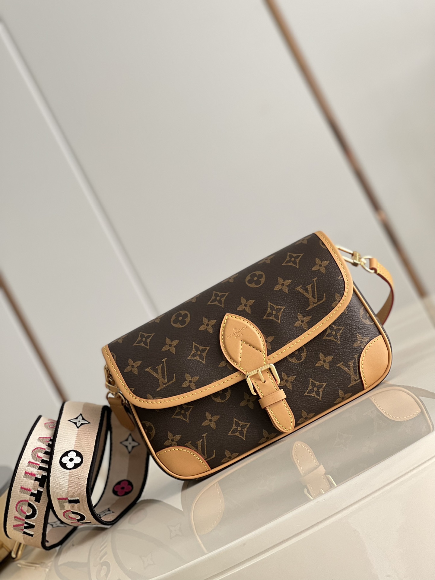 Louis Vuitton LV Diane M45985 女士斜挎包 棕色