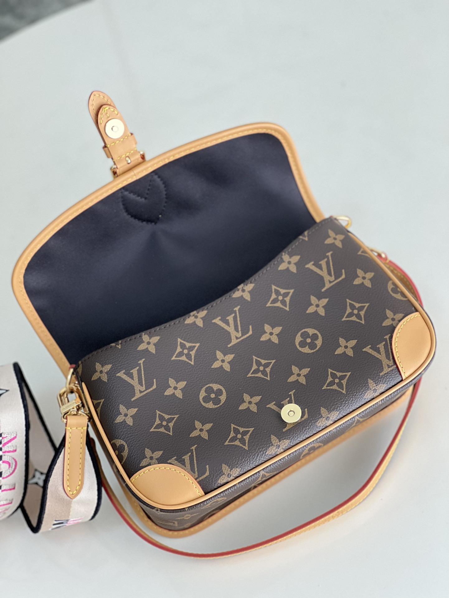 Louis Vuitton LV Diane M45985 女士斜挎包 棕色