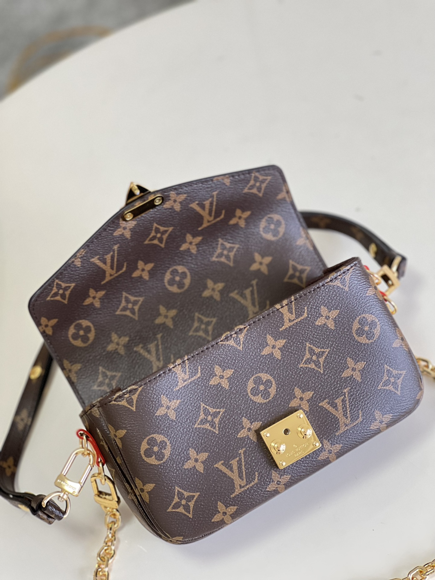Pochette Métis East West M46279