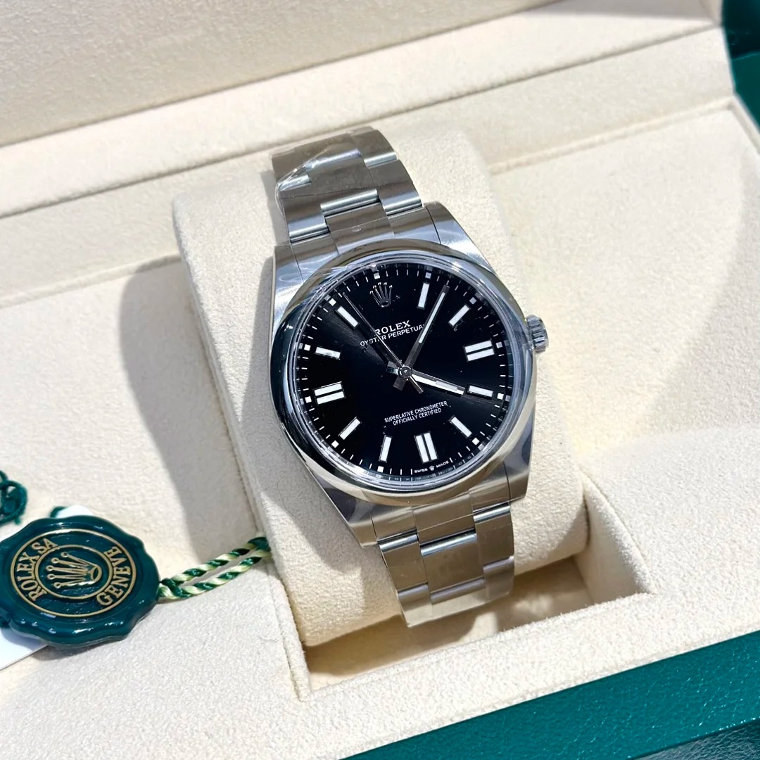 The Oyster Perpetual 41 is presented with a glossy black dial and an Oyster bracelet. -m124300-0002
