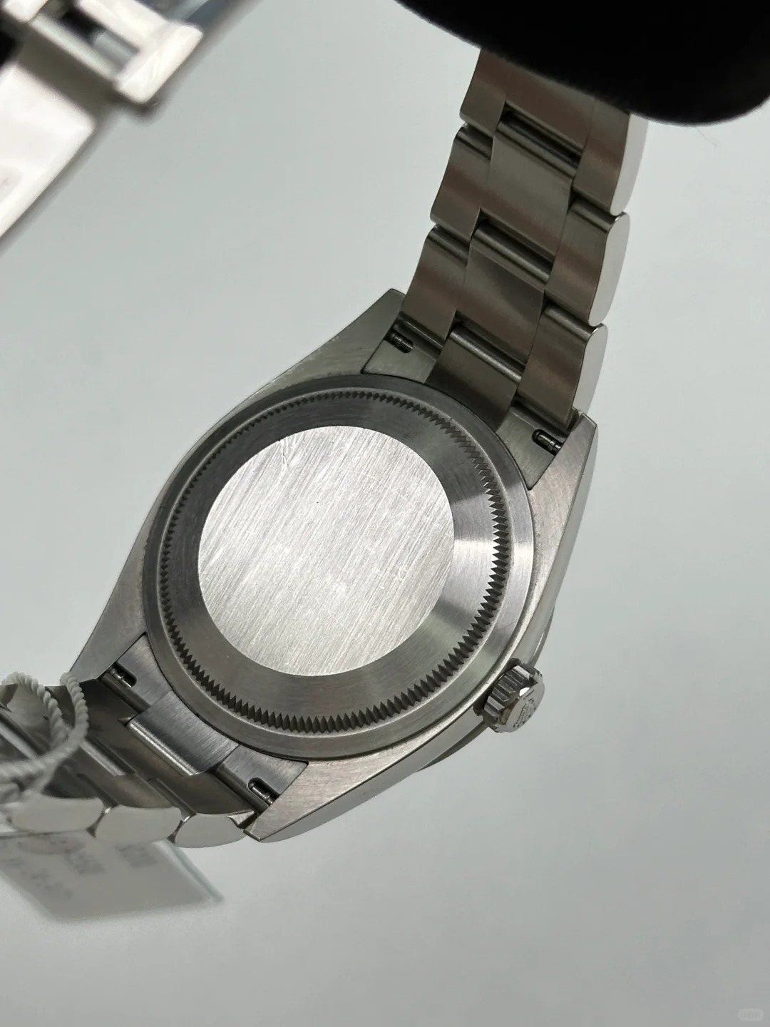 The Oyster Perpetual Explorer 36 is made of Oyster steel and features a distinctive black dial featuring the 3, 6 and 9 numerals coated with Chromalight. -m124270-0001